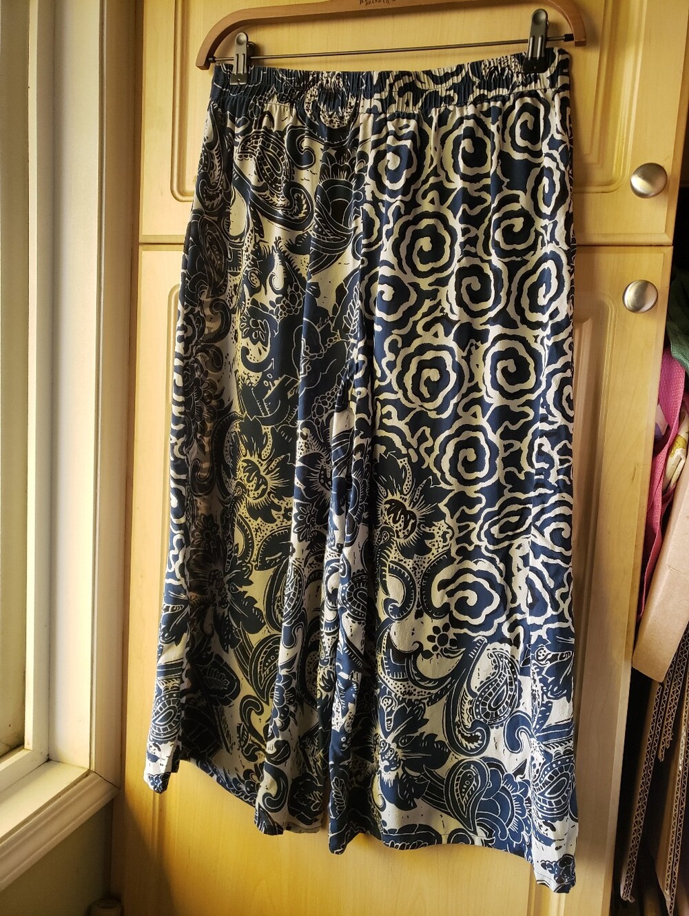 Women's 100% Silk Navy and Cream Patterned Cropped Wide Leg Pants - Picture 4 of 4